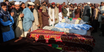 أفغانستان تتهم باكستان بقصف مدنيين وإسلام آباد تنفي