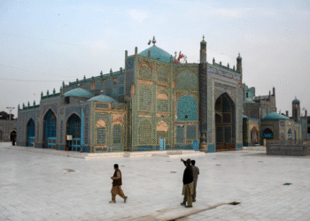 “المسجد الأزرق” تحفة العمارة الإسلامية في أفغانستان