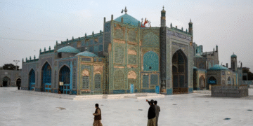 “المسجد الأزرق” تحفة العمارة الإسلامية في أفغانستان